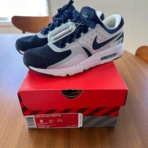 Women’s Nike air max zero size 6